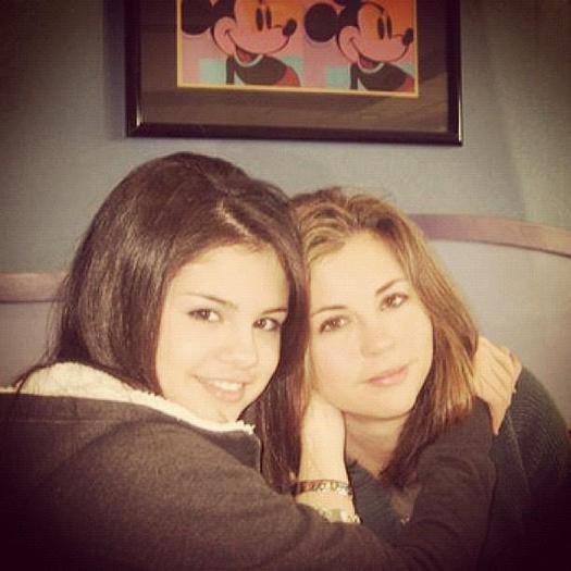 402152_267654536623556_119049044817440_655191_125835140_n - Selena si mama ei