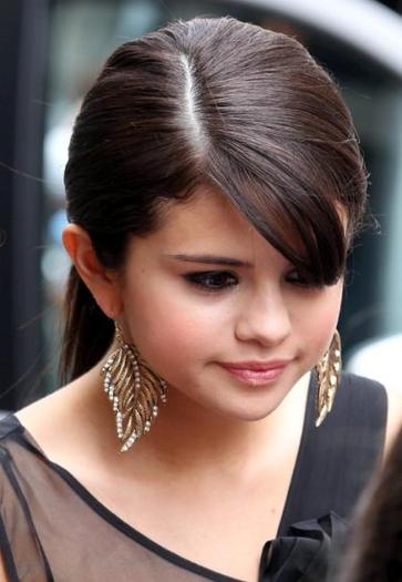 selena-gomez-ponytail-hairstyle-2012-usa-hair-color