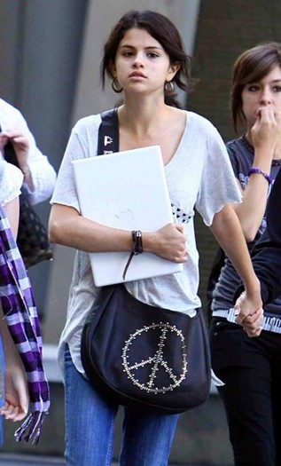 selena-gomez-shopping-flawless2012 - Selena Demi si miley