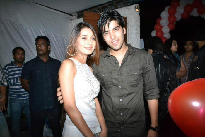 388665_326177520734100_152216818130172_1250679_1526522306_n - Sara Khan