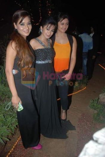 28759467_Tina%20Dutta,%20Rashmi%20Desai,%20Sara%20Khan%20at%20Tina%20Dutta_s%20Birthday%20Bash%20in% - Sara Khan