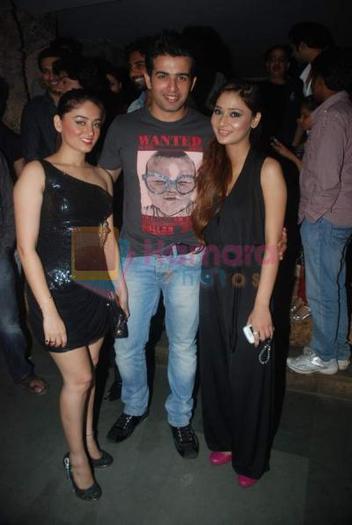 79987148_Jay%20Bhanushali,%20Mahi%20Vij,%20Sara%20Khan%20at%20Tina%20Dutta_s%20Birthday%20Bash%20in% - Sara Khan