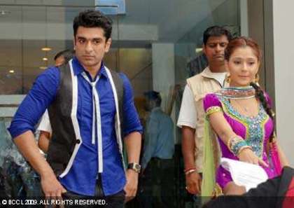 Hosts-Eijaz-Khan-and-Sara-Khan-photos - Sara Khan