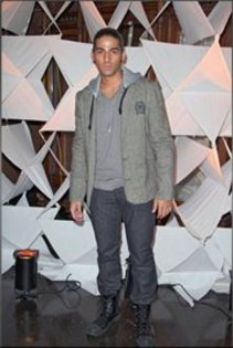 218003_216225728390279_182845248394994_890208_1189200_a - Jason Canela