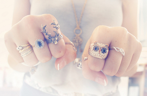 cute-girl-gold-hands-ring-Favim.com-205956_large - 0 0_o Aici ma saluti Honey xD