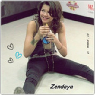 43457076_OHHGKSHLA - zendaya glitter