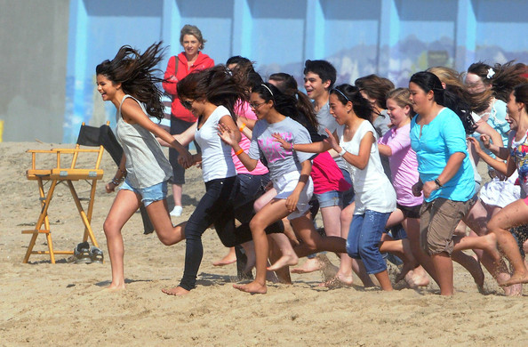 Fani: SELENA!!!!!AAAA!!!! S: OMG!!!! aaajutorrr!!!!! - xX Episodul 1 Xx