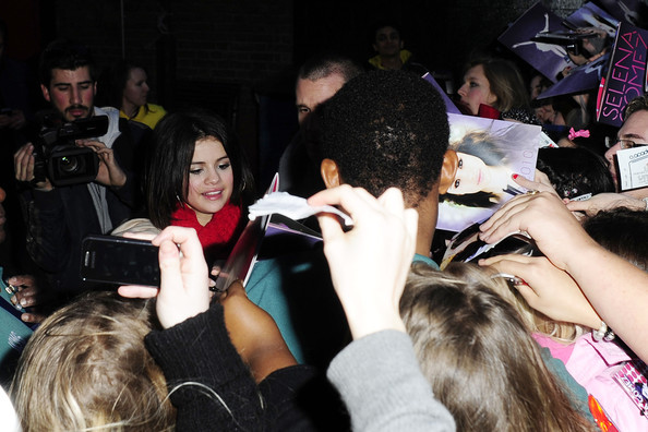 Fani: Selena ne dai autografe !!! DAAA!!! selena hai!!!! S : SIgur!!1 stiti k va iubesc mult!!!