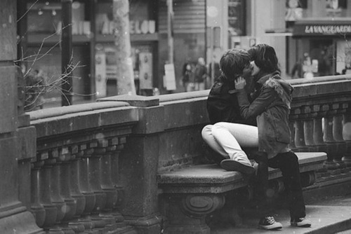 bampw-black-and-white-hug-kising-kiss-Favim.com-193925_large - 0 0_oCam asa ceva