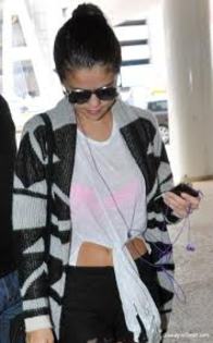 acelasi tricou - selena purtand aceleasi haine