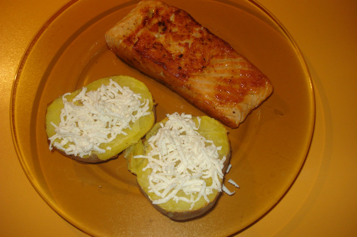 SOMON CU CARTOFI COPTI SI BRANZA RASA - GUSTOSENII