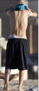 Deea sta [incercand sa se imbrace]