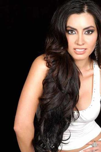 312155_248649625175717_248642525176427_774384_3281129_n - Karina Mora