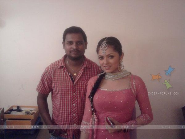 166647-drashti-dhami-with-crew-member-during-geet-hui-sabse-parayi-sho