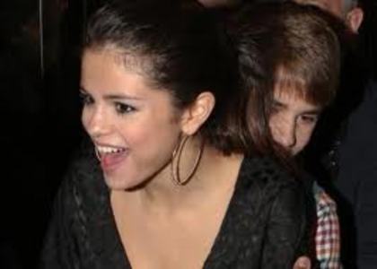 hei! - selena gomez poze funny