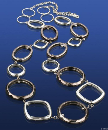 Colier argintiu din material sintetic