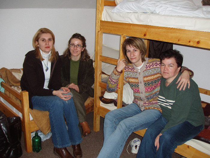 Ester & Katy Dorina & Marta; Revelion Bocsa 2008
