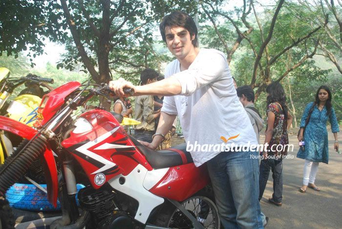 shravan-ranbir-karan-wahi-bike-race-film-city_015