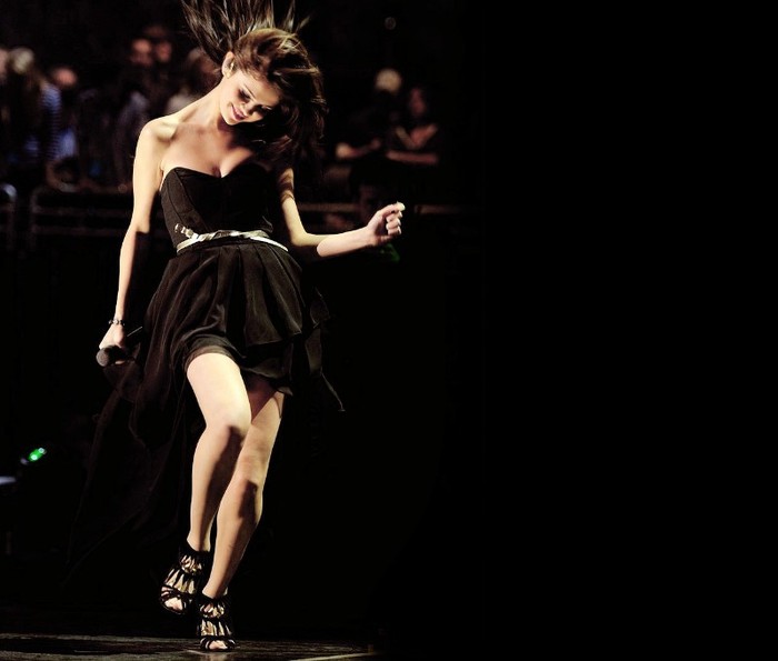 Selena-selena-gomez-17728711-1268-1078