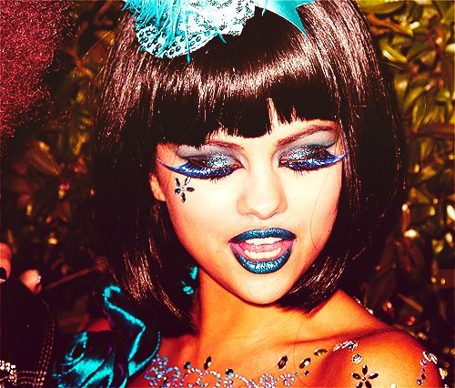 Selena-selena-gomez-25384337-500-426