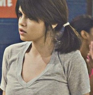 selly-selena-gomez-16966444-302-309