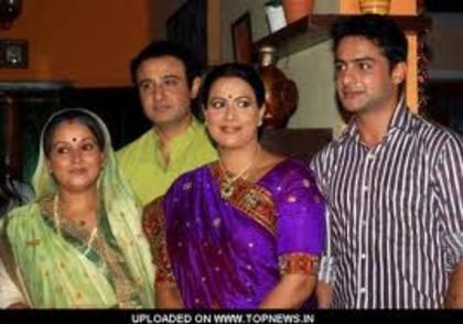 images (8) - Uttara - Himani Shivpuri