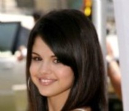40944574_ULCDFXLXM - selena gomez