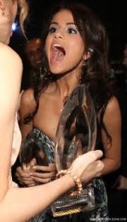 aaaaaaaaaaaaaa! - selena gomez poze funny