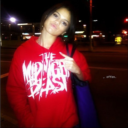 0094022047 - 0     I love Selena forever