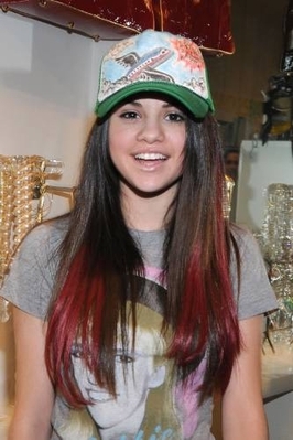 normal_selenafan08 - Christmas shopping at the hip LA store Intuition