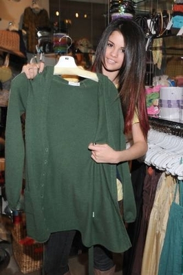 normal_selenafan017 - Christmas shopping at the hip LA store Intuition