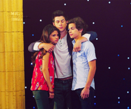 tumblr_lx8hwptDGH1qh9icuo1_500_thumb - 0 Allo aici salutati