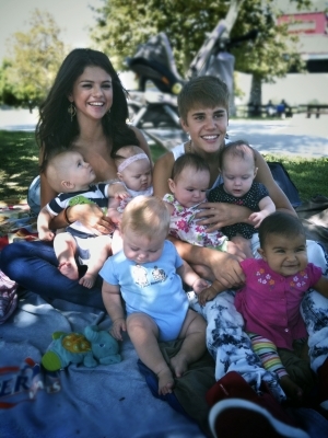 normal_011%7E17 - Justin and Selena at the Park with some Babies