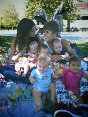 normal_013%7E15 - Justin and Selena at the Park with some Babies