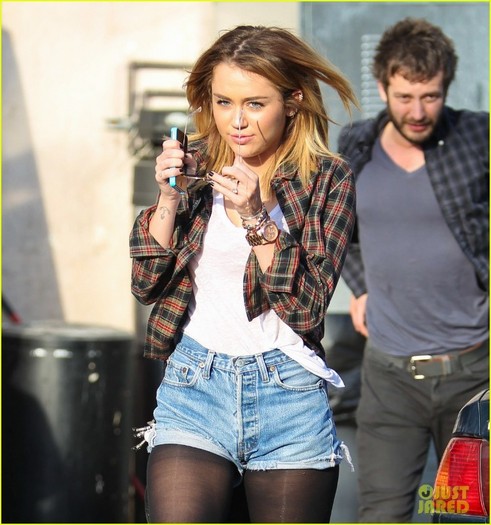 miley-cyrus-leaves-wakcano-02 - Miley Cyrus 2012