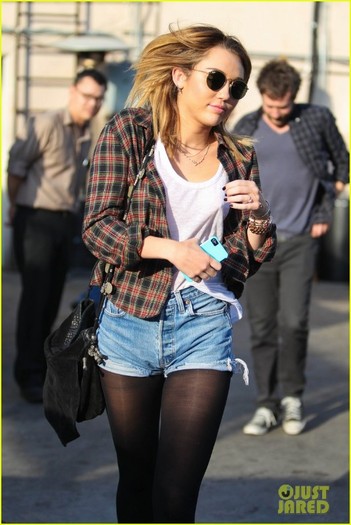 miley-cyrus-leaves-wakcano-13 - Miley Cyrus 2012