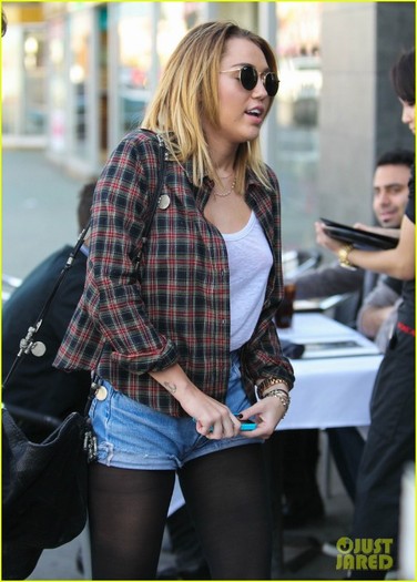 miley-cyrus-leaves-wakcano-16 - Miley Cyrus 2012