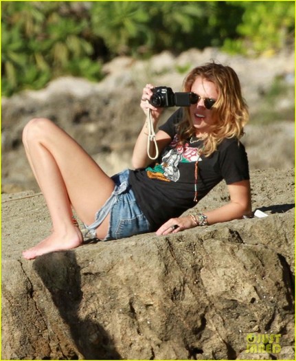 liam-hemsworth-shirtless-03 - Miley Cyrus 2012
