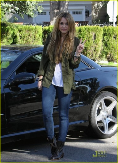 miley-cyrus-peace-01