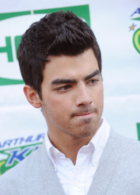 joe-jonas-743638l-poza