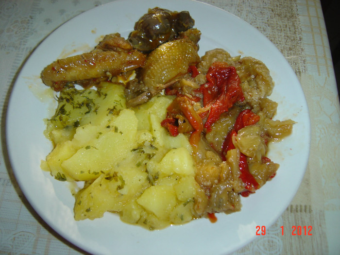 pui innabusit,cartofi natur si ardei copt cu vinete.. - 0 DELICII CULINARE