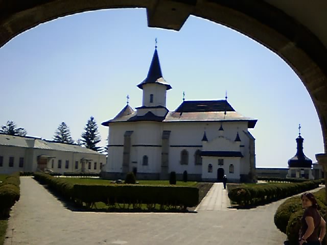 intrare Episcopie - Manastiri Moldova