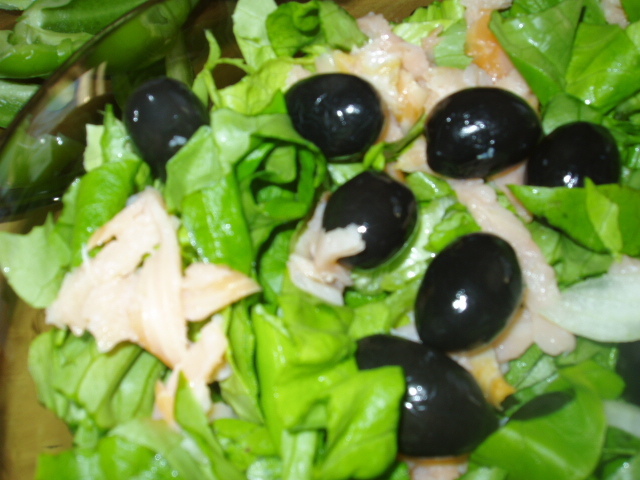salata,ceapa,somon fume,fasole,masline