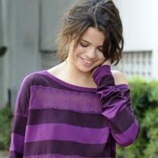 Selena-1 vot - care vedeta arata mai bine in mov inchis