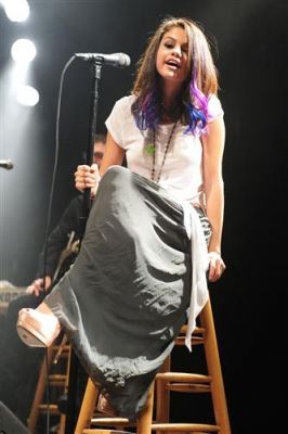 393964_287100671345609_119049044817440_704594_2092473814_n - Selena Gomez 4