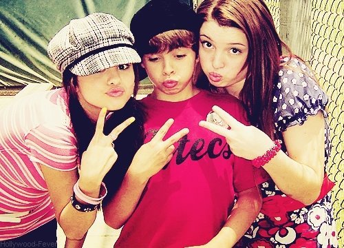 398552_287291244659885_119049044817440_705014_1267971674_n - Selena Gomez 4