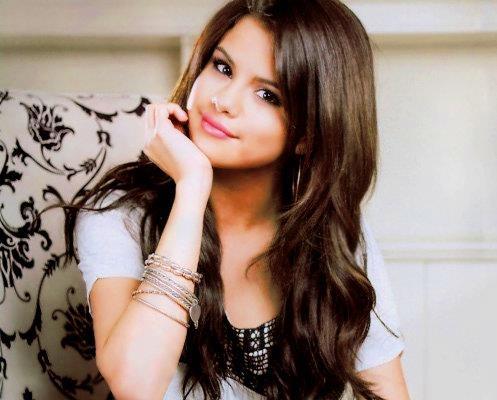 401168_286983701357306_119049044817440_704330_1805496782_n - Selena Gomez 4