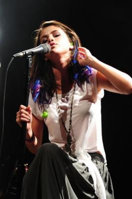 401498_287100864678923_119049044817440_704599_1665725631_n - Selena Gomez 4