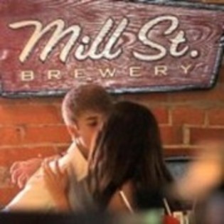 61687728_OHZJPZP - selena gomez