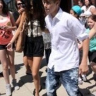 61687746_UUCBWSX3 - selena gomez